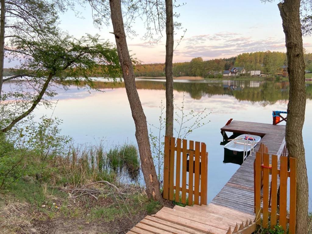 Domek nad jeziorem z łódką i prywatnym pomostem. Gostynin Zewnętrze zdjęcie