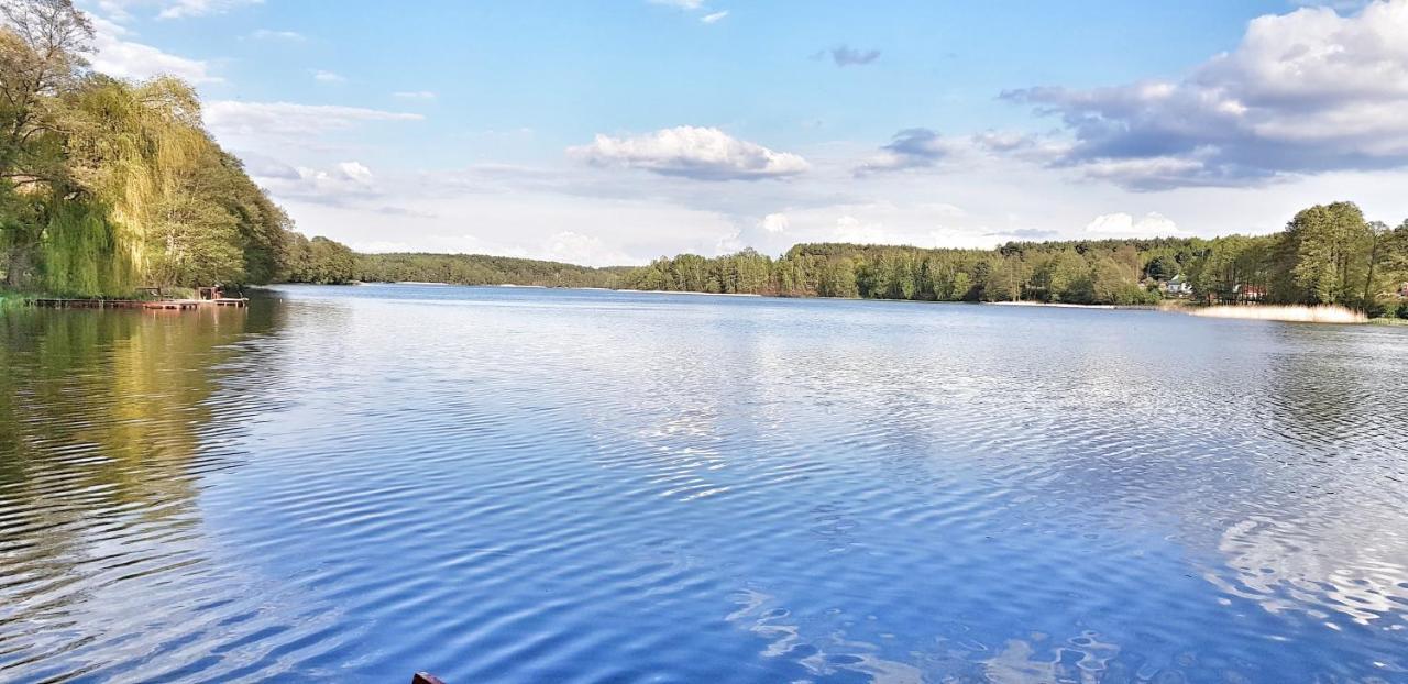 Domek nad jeziorem z łódką i prywatnym pomostem. Gostynin Zewnętrze zdjęcie